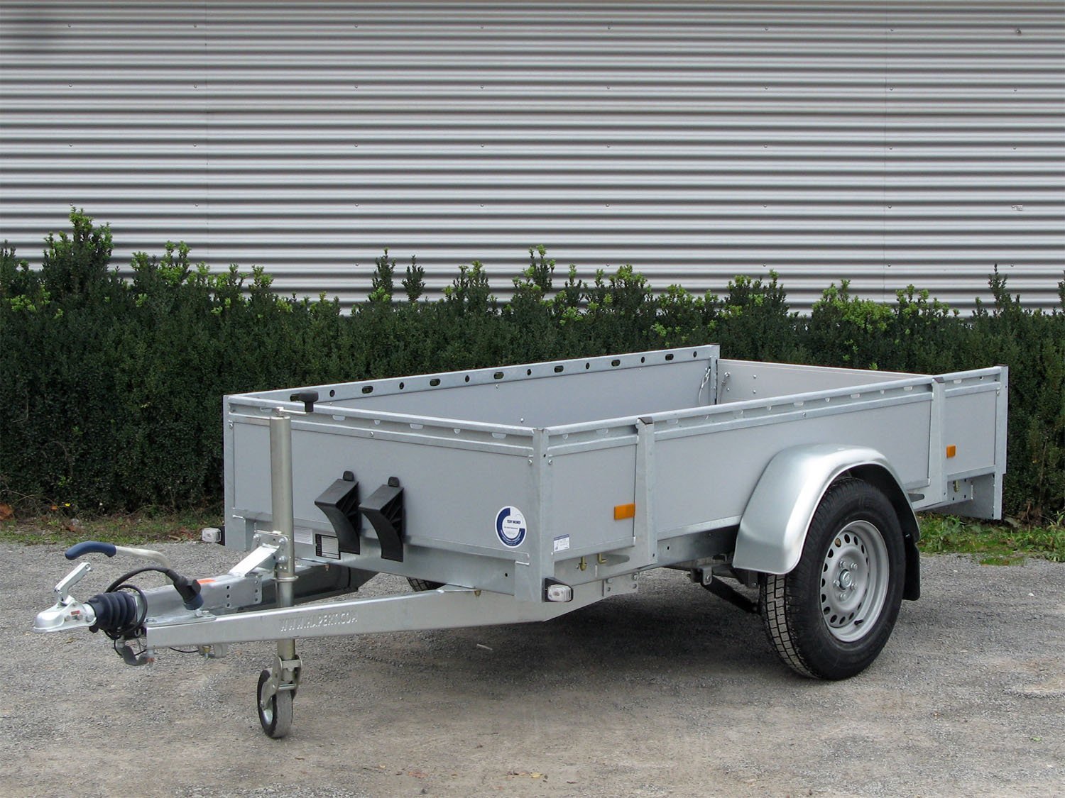 Hapert Azure L-1 Nutzanhänger mit 1.500 kg Tragkraft und Multiplex-Bordwänden – Ansicht 1