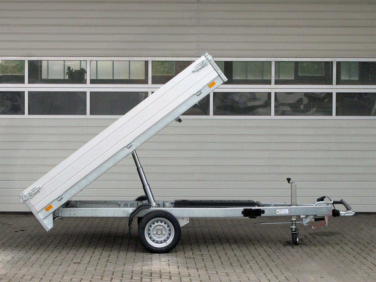 Heckkipper SARIS K1 276 150 1500 1 E mit elektrischer Pumpe – Ansicht 1
