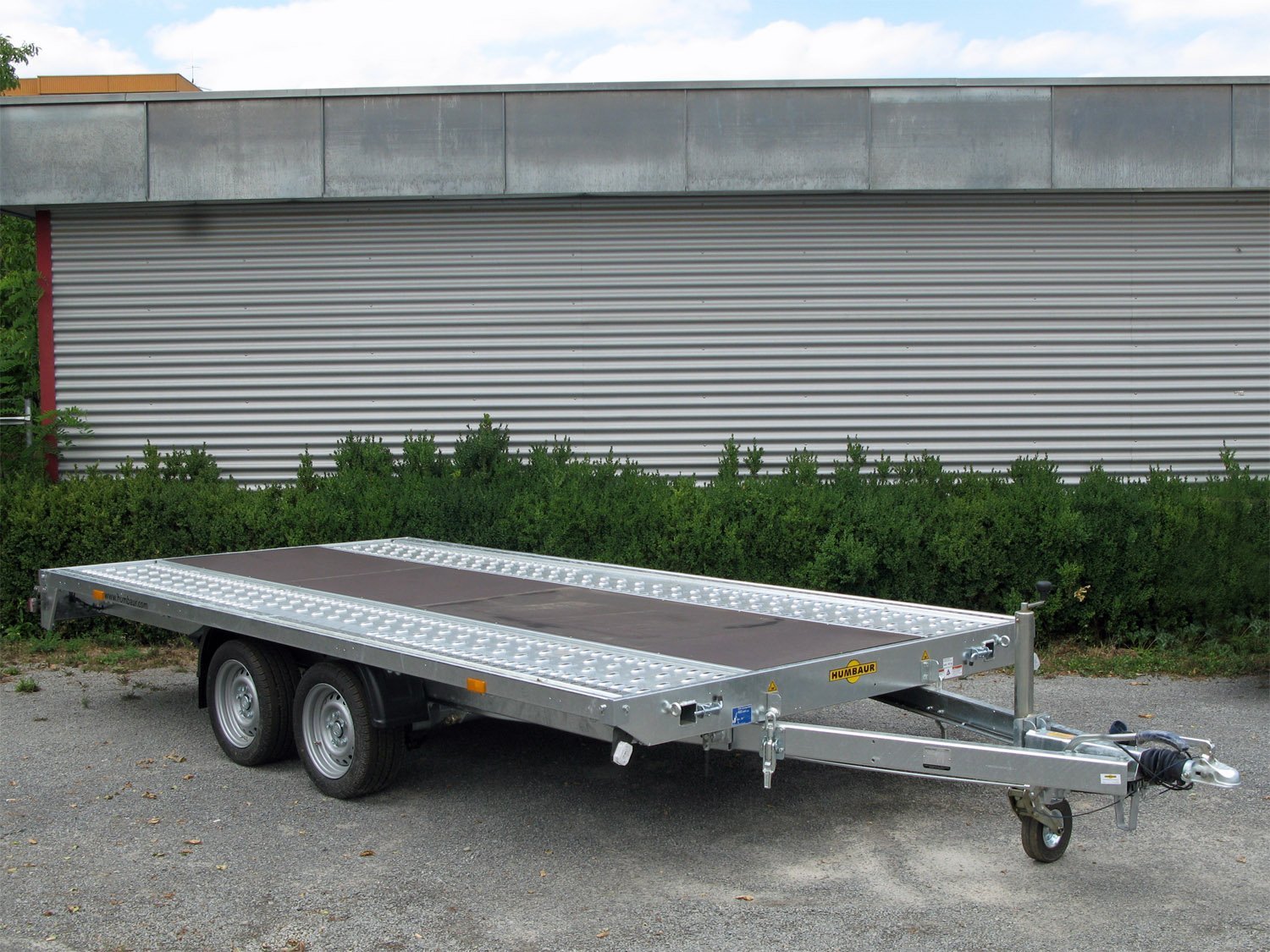 Humbaur Autotransportanhänger MTK 304222, kippbar, mit zentraler Holzbodenplatte – Ansicht 1