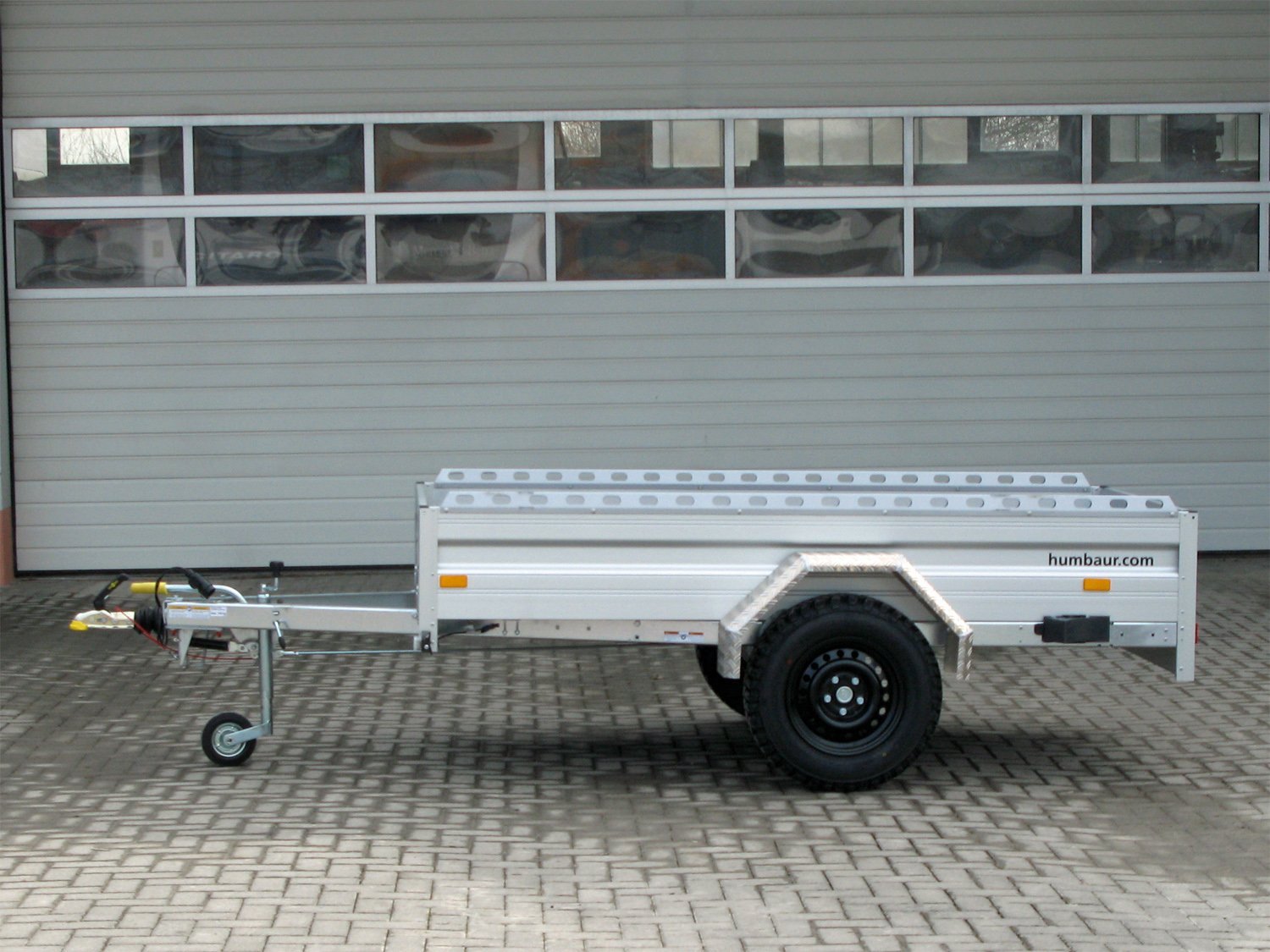 Humbaur HA132513 KV Offroad-Nutzanhänger mit seitlicher Reling – Ansicht 1