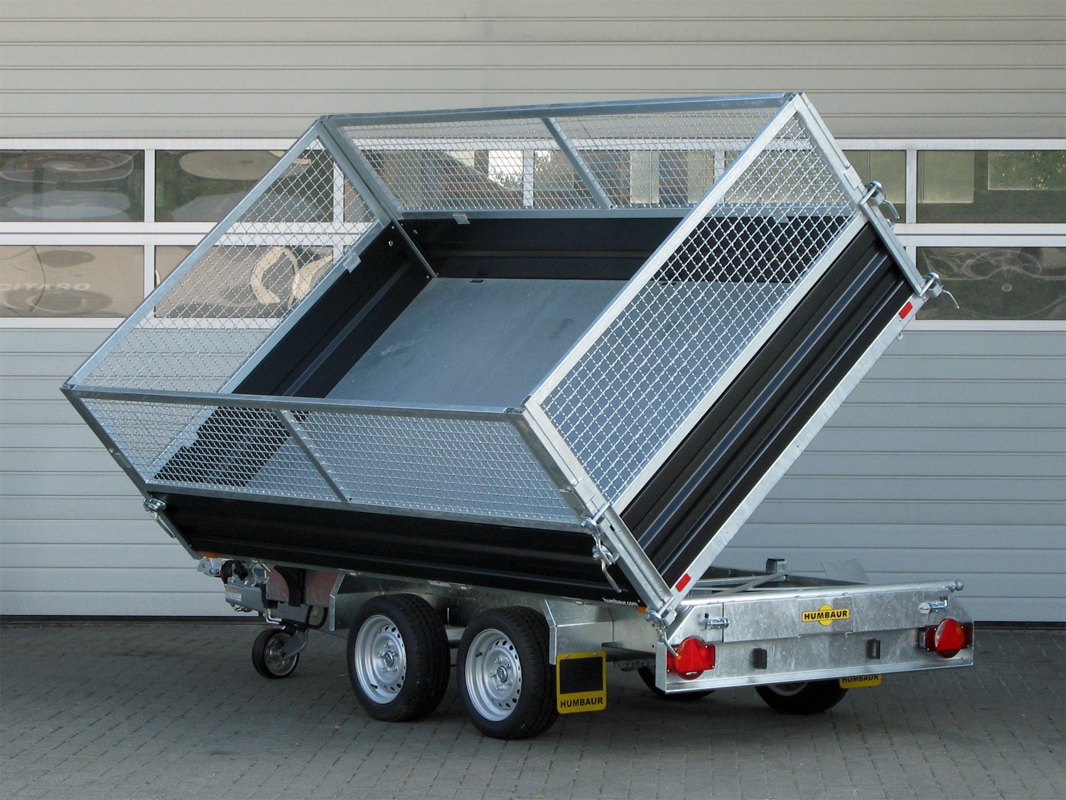 Humbaur HTK 3000.31 Dreiseitenkipper aus Stahl mit elektrischer Pumpe und 800 mm hohem Gitteraufsatz – Ansicht 1
