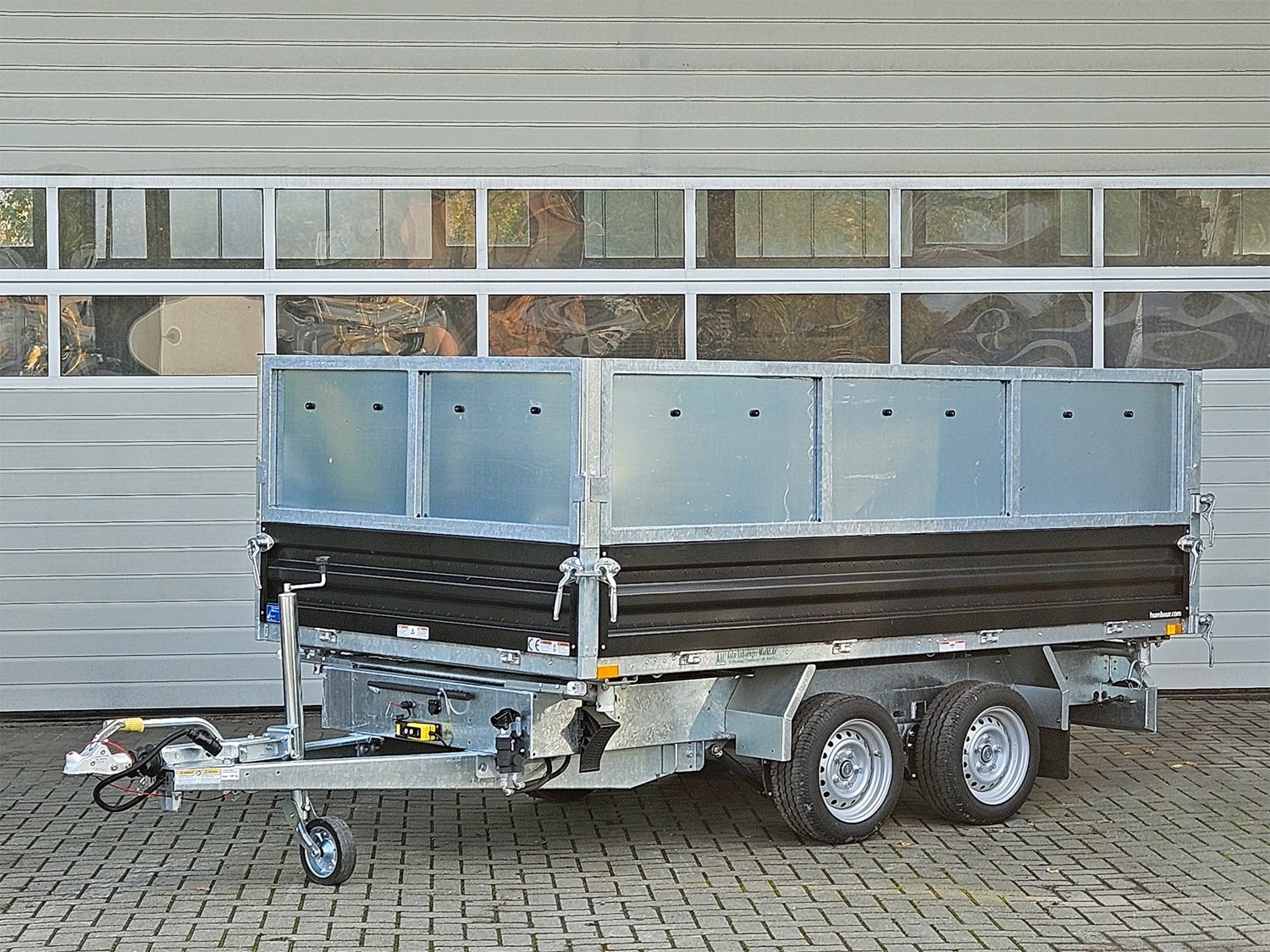 Humbaur HTK 3000.31 STAHL Dreiseitenkipper mit 600 mm hohem Stahlaufsatz – Ansicht 1