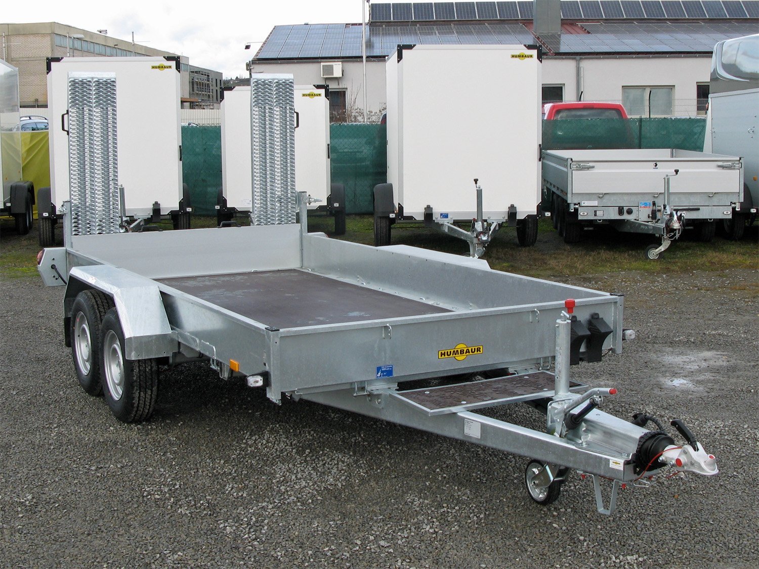 Humbaur-Maschinentransportanhänger HS353718 mit 12 Ösen und Stahlrampen – Ansicht 1