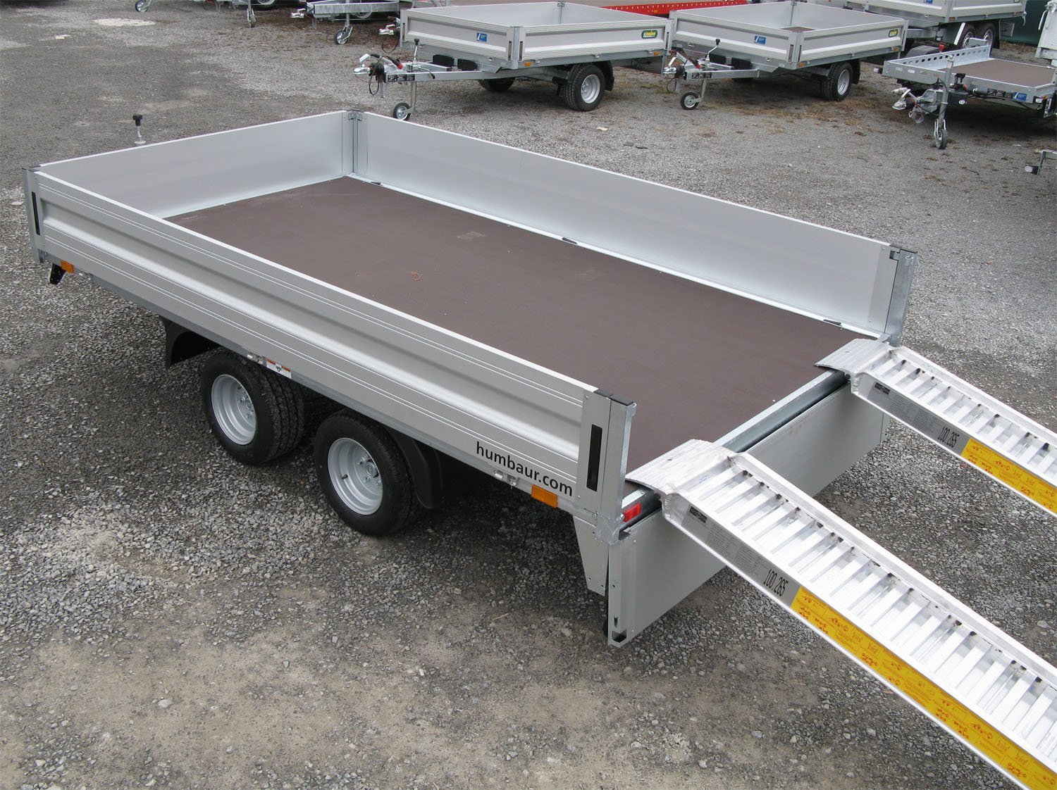 Humbaur-Pritschenanhänger HN253118 mit Aluminiumrampen und 10 Zurrösen – Ansicht 1