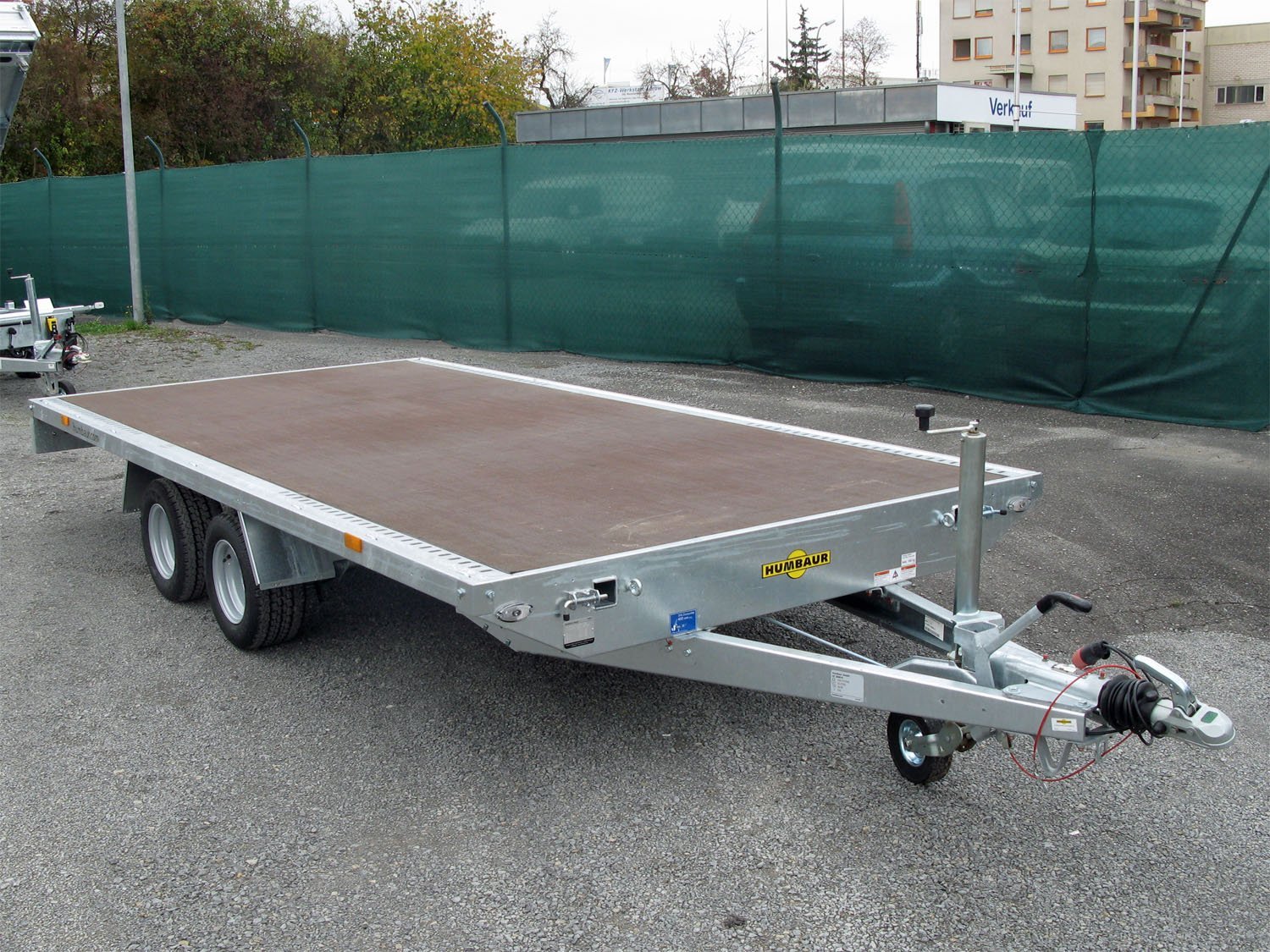 Humbaur Universal 3000 Fahrzeuganhänger mit 350 mm hohen Bordwänden, Seilwinde und Auffahrrampen – Ansicht 1