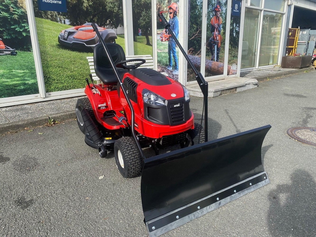 MTD OPTIMA LG 200 H Aufsitzmäher mit Standard Plus-Schneeschild (120 cm) – Ansicht 1
