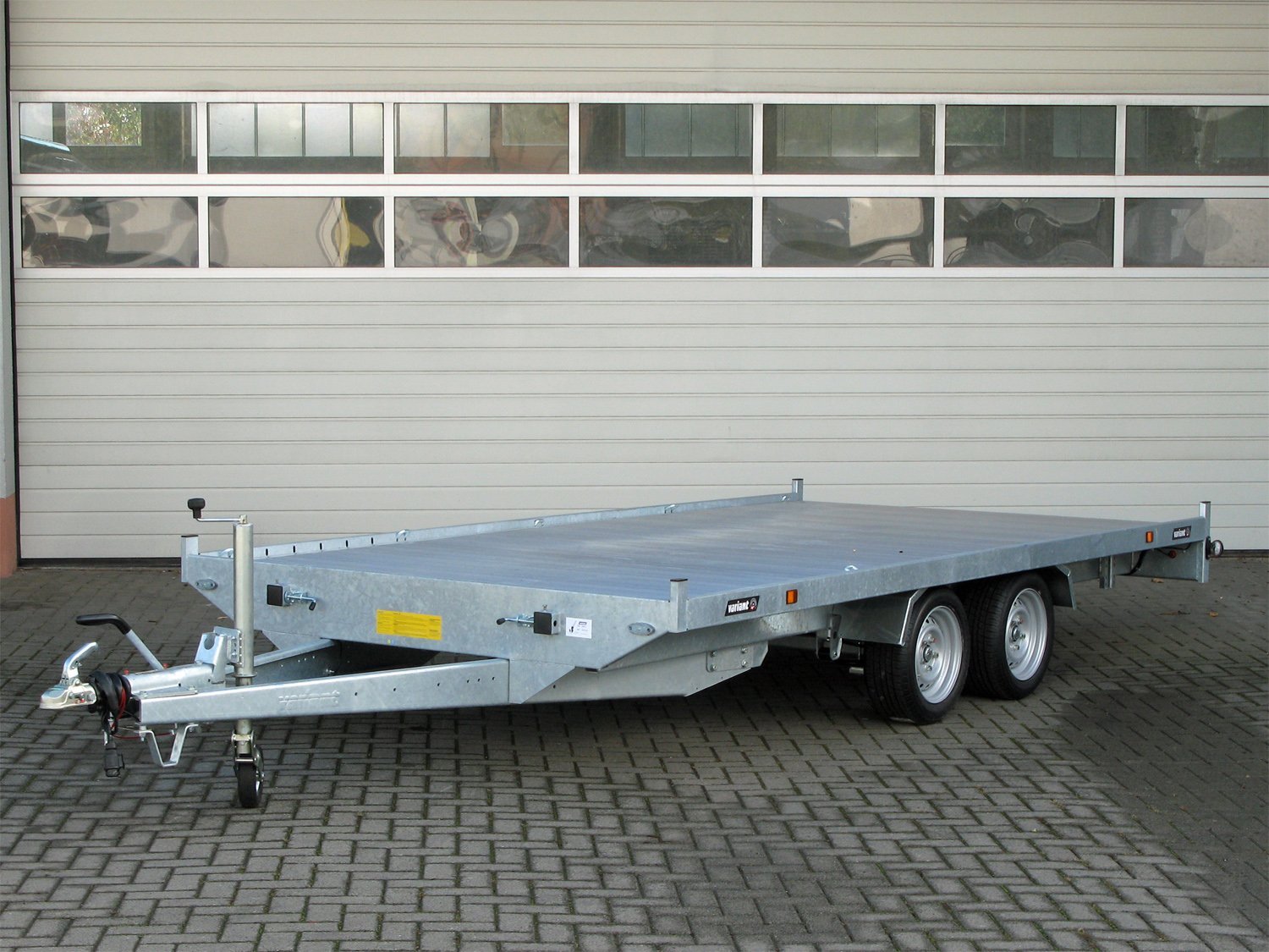 Nutzanhänger Variant 3021 L4 mit Parabelfederung, Aluminiumboden und Rampen – Ansicht 1