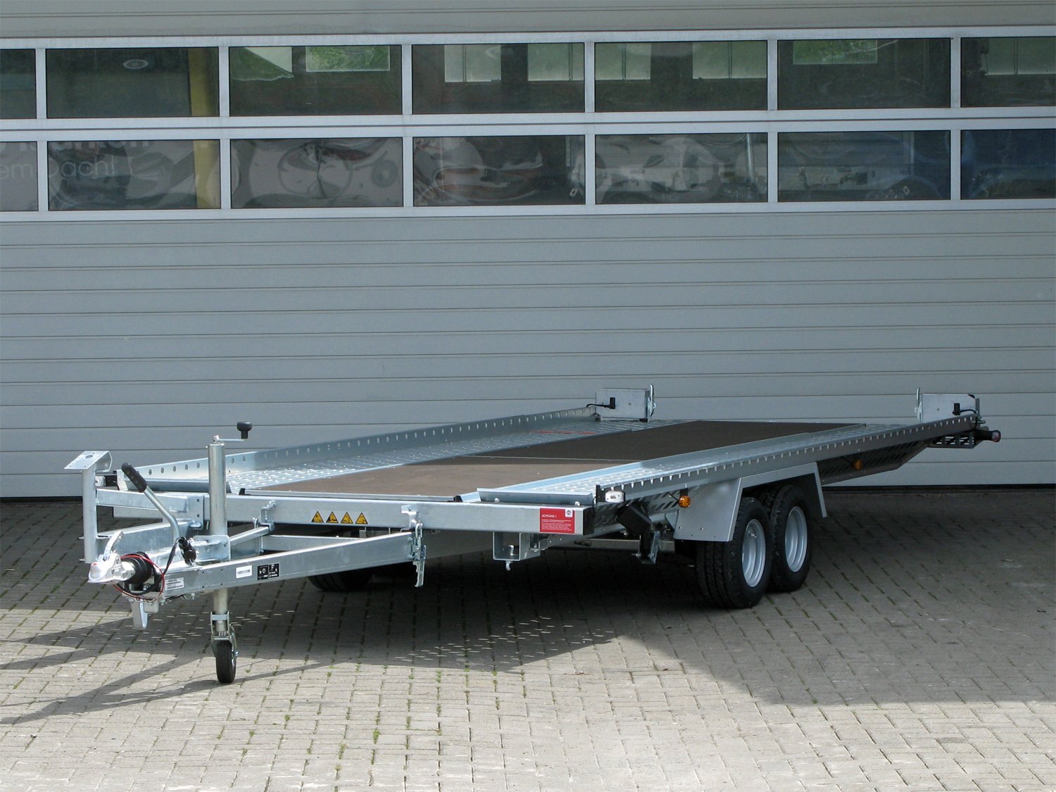 STEMA ATOUR Grande ATH 30-49-21.2 Autotransportanhänger mit zentralem Boden und Windenhalterung, 100 km/h – Ansicht 1