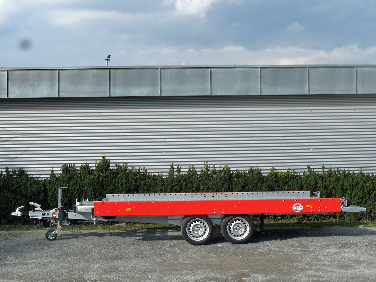 STEMA FHAK 35-40-21.2 Autotransportanhänger mit Rampen und Seilwinde – Ansicht 1