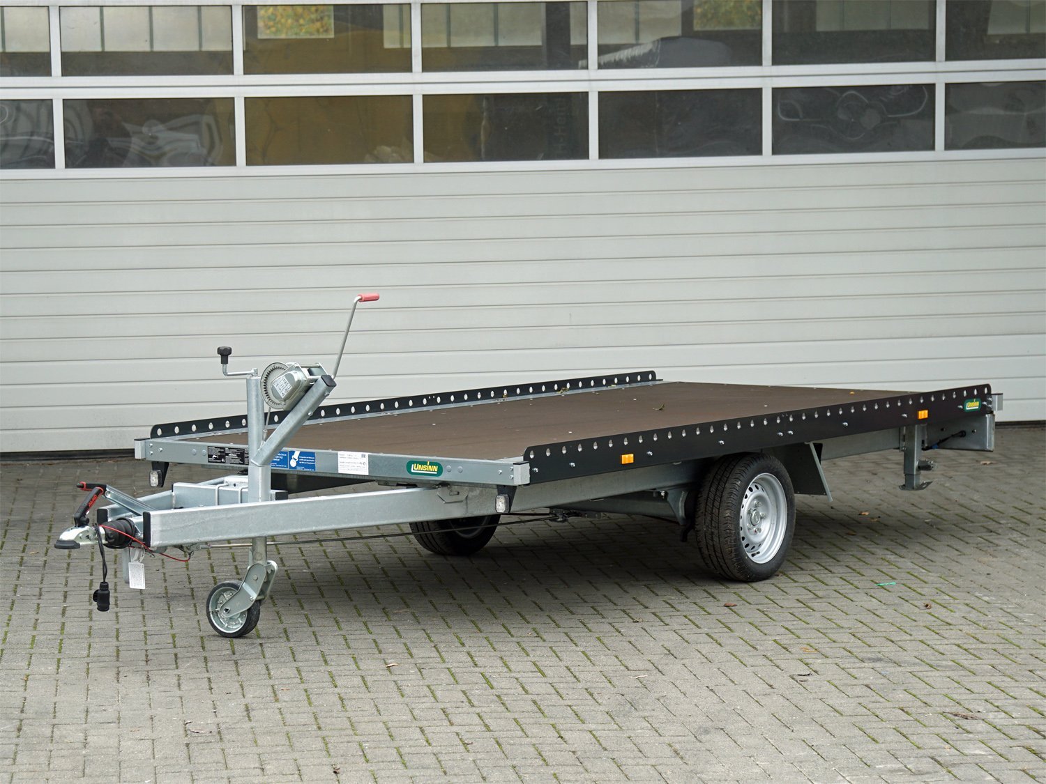 Unsinn-Autotransportanhänger UF 3617-18-13 mit Rampen und Seilwinde – Ansicht 1