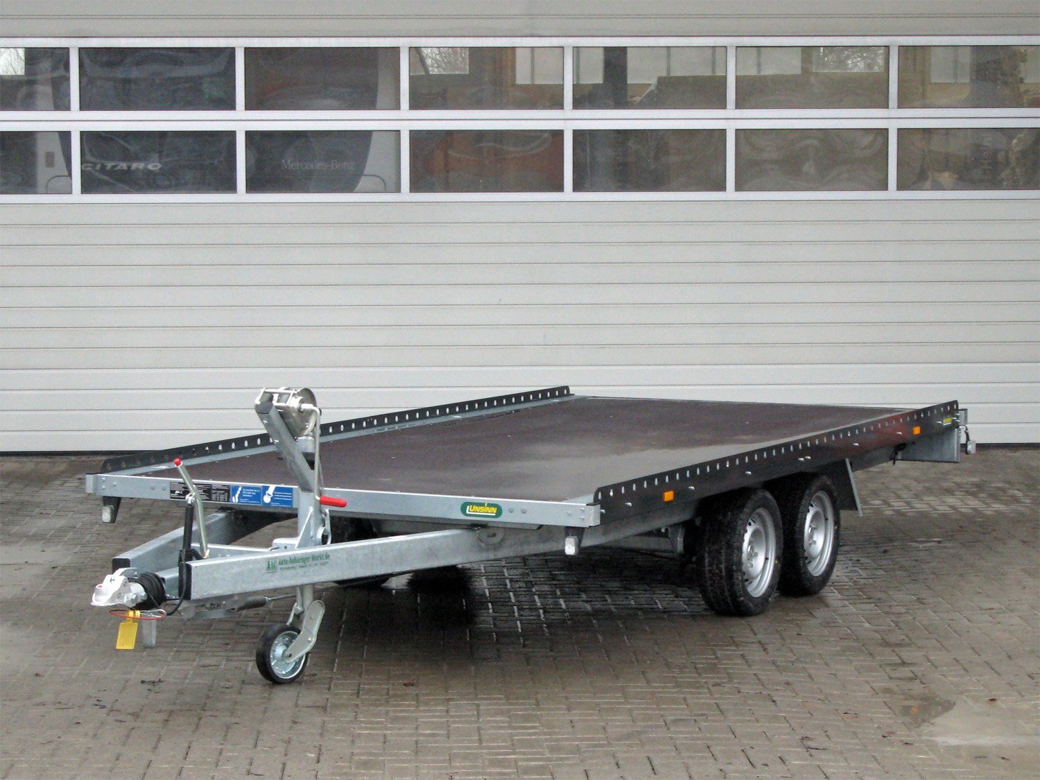 Unsinn-Autotransportanhänger UF 4220-35-13 mit Rampen und Seilwinde – Ansicht 1